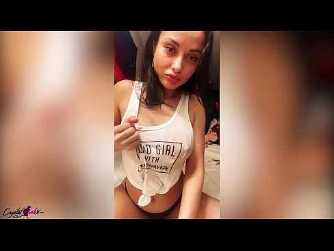 ❤️ Busty pen kvinne hekker av seg fitta og hyller de store puppene i en våt t-skjorte ☑ Bare porno på porno no.ru-pp.ru
